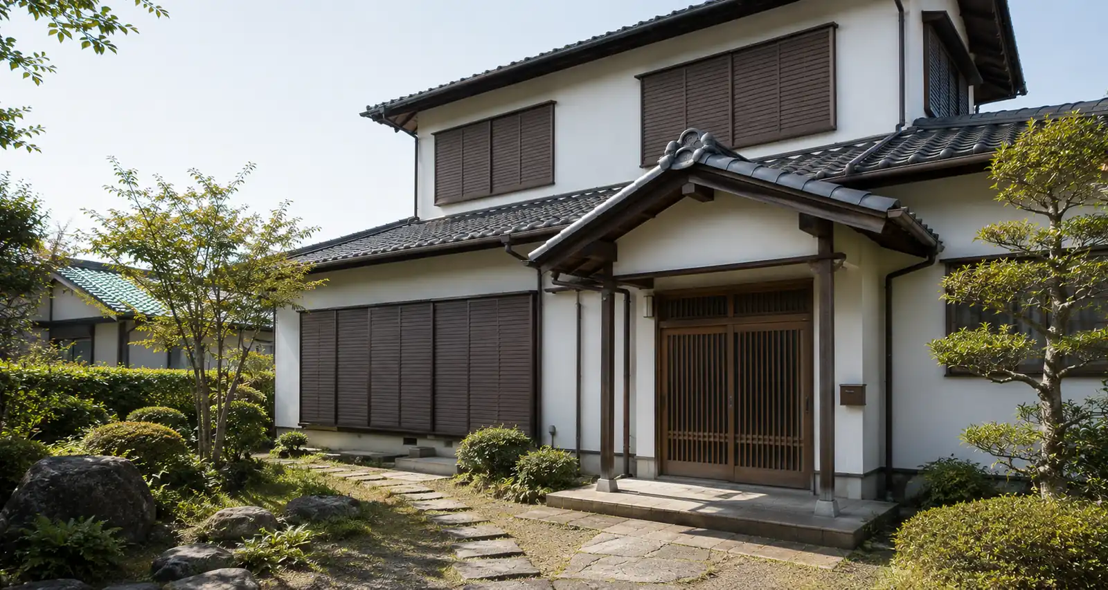 雨戸を閉めたまま、そのままにしている空き家の外観